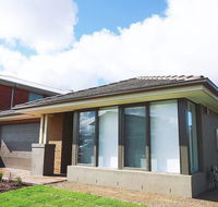 5Bed 2Bath Family House in Werribee - Accommodation Mooloolaba