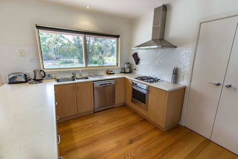 Acacia Lakehouse - The Lake At Your Doorstep - Accommodation Mooloolaba 2