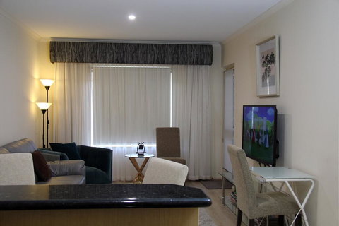 ADELAIDE CBD APARTMENT - 3BR, 2BATH & CARPARK - Accommodation Mooloolaba 1