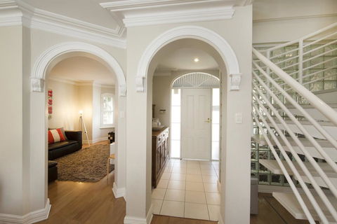 Adelaide Mackinnon - Accommodation Mooloolaba 2