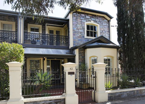 Adelaide Mackinnon - Accommodation Mooloolaba 0