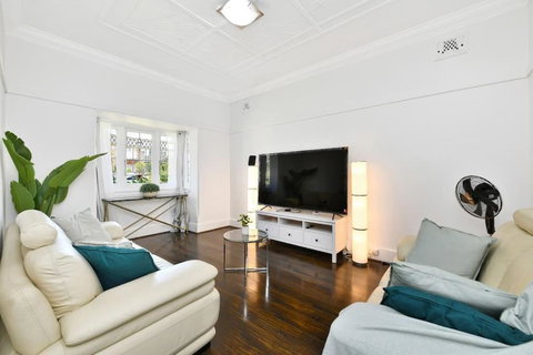 Elegant Family Retreat Near Beaches & Sydney CBD - Accommodation Mooloolaba 0