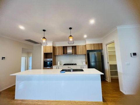 Entire 4 BR House In Moncrieff Close To Playground - Accommodation Mooloolaba 0