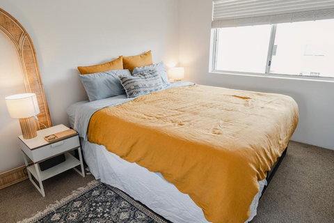 HEART OF BURLEIGH Holiday Villa - Perfect Location With Pools - Accommodation Mooloolaba 3