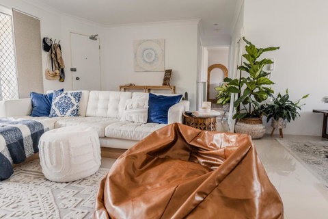 HEART OF BURLEIGH Holiday Villa - Perfect Location With Pools - Accommodation Mooloolaba 2