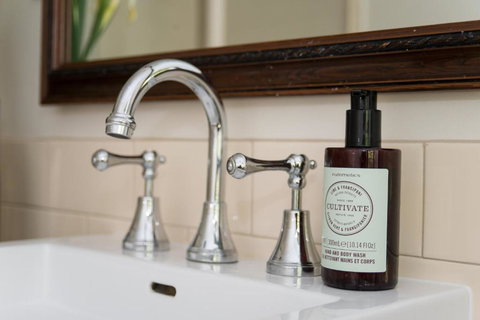 Hollyhock - Accommodation Mooloolaba 2