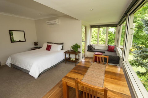 Hollyhock - Accommodation Mooloolaba 1