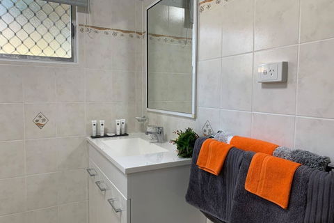 Andergrove Home With A Garden View-Wi-fi & Netflix - Accommodation Mooloolaba 1