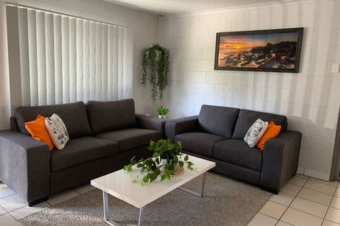 Andergrove Home With A Garden View-Wi-fi & Netflix - Accommodation Mooloolaba 0