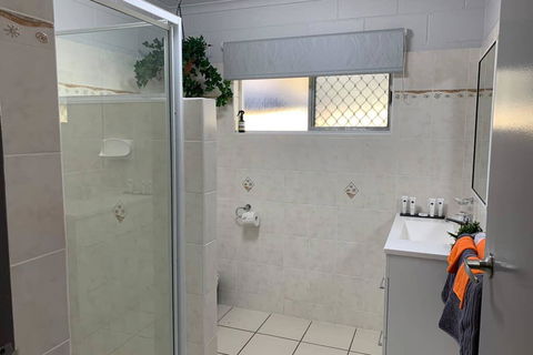 Andergrove Home With A Garden View-Wi-fi & Netflix - Accommodation Mooloolaba 3