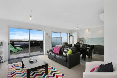 APOLLO 13 PENTHOUSE - Free Wifi & Huge Terrace! - Accommodation Mooloolaba 0