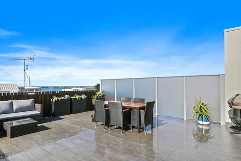 APOLLO 13 PENTHOUSE - Free Wifi & Huge Terrace! - Accommodation Mooloolaba 3