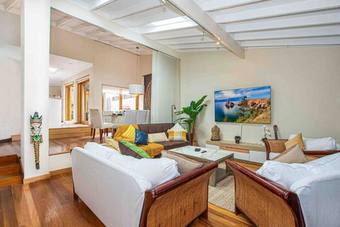 Luxury Retreat Home - 4bed House W/Parking - Mins From CBD - Accommodation Mooloolaba 0