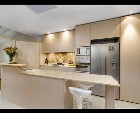 Luxury Retreat Home - 4bed House W/Parking - Mins From CBD - Accommodation Mooloolaba 3