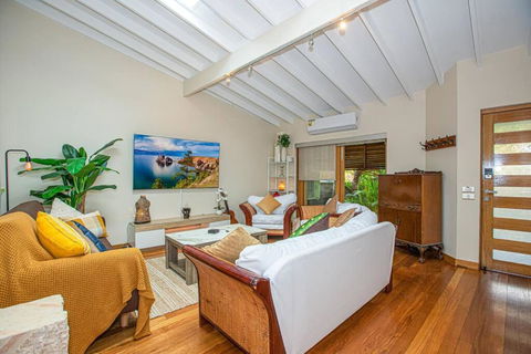 Luxury Retreat Home - 4bed House W/Parking - Mins From CBD - Accommodation Mooloolaba 2