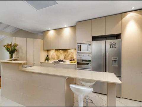 Luxury Retreat Home - 4bed House W/Parking - Mins From CBD - Accommodation Mooloolaba 1