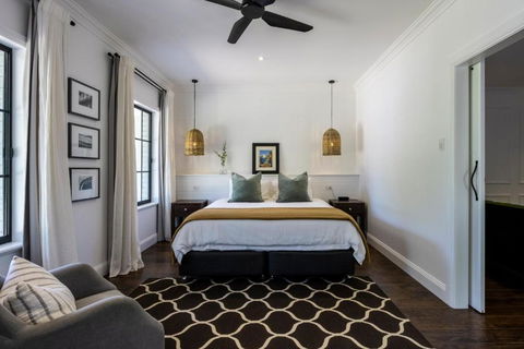 MAIN STREET RETREAT - King BRs, Comp Minibar, Breakfast Prov, Fireplaces - Accommodation Mooloolaba 1