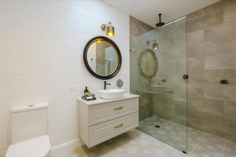 MAIN STREET RETREAT - King BRs, Comp Minibar, Breakfast Prov, Fireplaces - Accommodation Mooloolaba 2