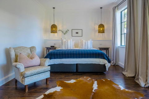 MAIN STREET RETREAT - King BRs, Comp Minibar, Breakfast Prov, Fireplaces - Accommodation Mooloolaba 0