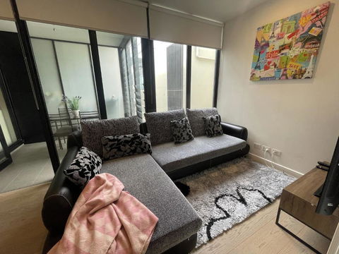 Modern 1BD Apt W Free Parking In Central Brunswick - Accommodation Mooloolaba 3