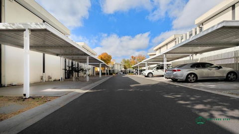 Modern 2-Bedroom Townhouse Near DFO & RMIT - Accommodation Mooloolaba 2