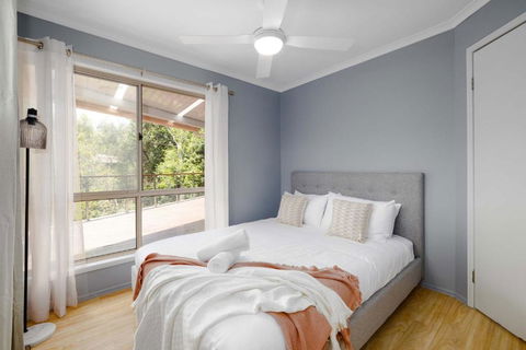NEW 3BR Serene Creekside Retreat In Helensvale - Accommodation Mooloolaba 2