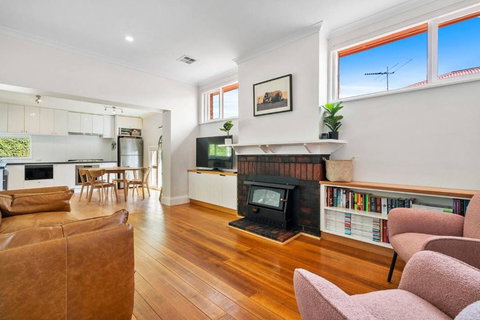 New Town Bungalow - A Leafy Family Haven - Accommodation Mooloolaba 0