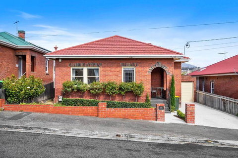 New Town Bungalow - A Leafy Family Haven - Accommodation Mooloolaba 1