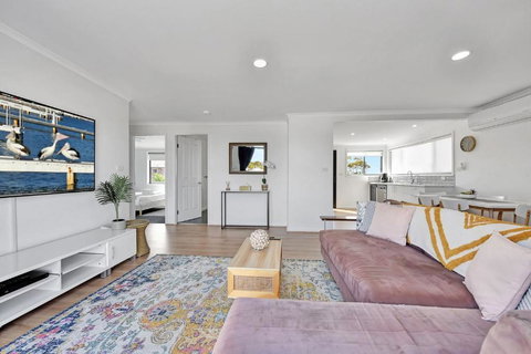 New Property Seabreeze Bungalow - Lakeview Sunset Delight At Sunshine On Lake Macquarie - Accommodation Mooloolaba 3