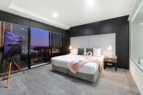 OCEAN VIEW - One Bedroom Spa Apartment - Circle On Cavill - Self Contained, Privately Managed - Accommodation Mooloolaba 0