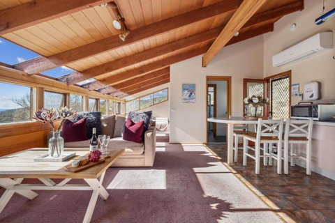 Nowhere Apartment - Accommodation Mooloolaba 1