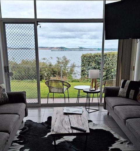 ON THE WATERS EDGE - Accommodation Mooloolaba 0