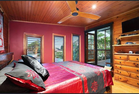 ONE OF A KIND Vacation Rental- Berkeley Vale - Accommodation Mooloolaba 1