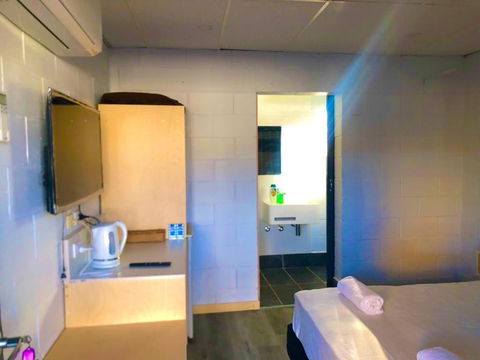 OXFORD HOTEL MOTEL - Accommodation Mooloolaba 0