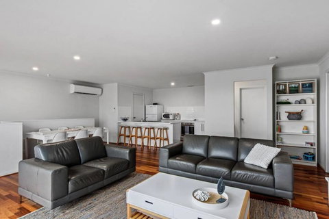 One Merino Panoramic Beach House Modern Sleeps 10 - Accommodation Mooloolaba 2