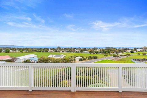 One Merino Panoramic Beach House Modern Sleeps 10 - Accommodation Mooloolaba 3