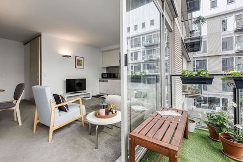 Parade Place - A Central Balcony Stay - Accommodation Mooloolaba 0