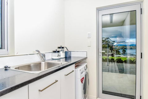 Paradise Point - Entire Home In Clarence Point, Tasmania Australia, 10 Guests 7 Bedrooms 7 Beds 3 Baths - Accommodation Mooloolaba 3