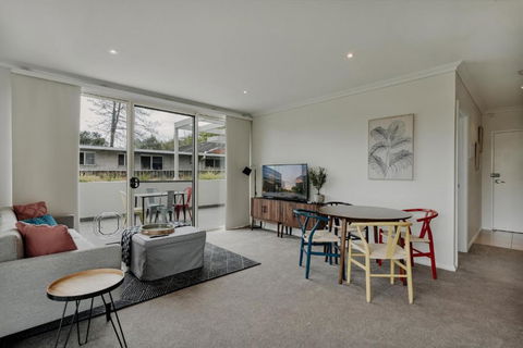 Peaceful 1-Bed Apartment Close To Lonsdale St - Accommodation Mooloolaba 0