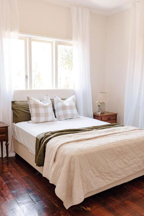 Pet Friendly Family Home In Bluff Point - Accommodation Mooloolaba 1