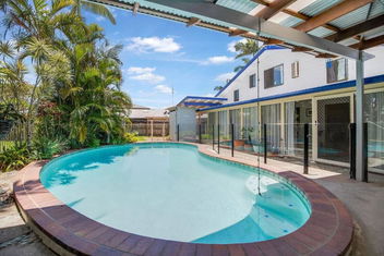 Pet Friendly Mooloolaba- Pool with Accommodation Mooloolaba