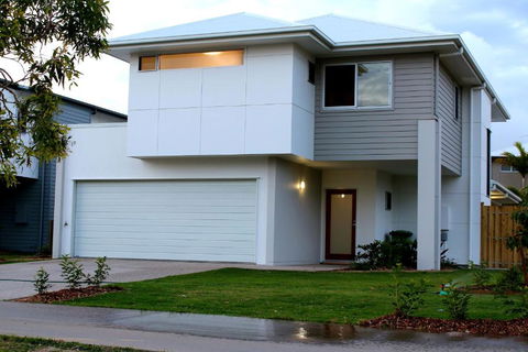 Petrie Beach Holiday Home - Accommodation Mooloolaba 0