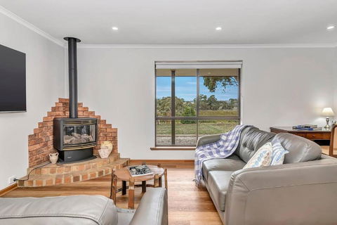 Picturesque Vineyard Farmhouse Nestled On 40-Acres - Accommodation Mooloolaba 1