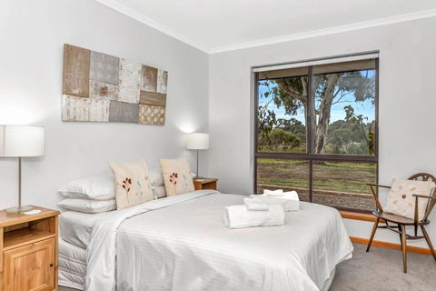 Picturesque Vineyard Farmhouse Nestled On 40-Acres - Accommodation Mooloolaba 2