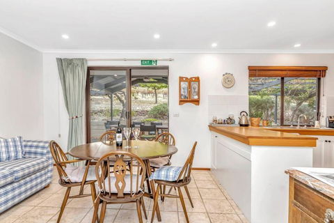 Picturesque Vineyard Farmhouse Nestled On 40-Acres - Accommodation Mooloolaba 3