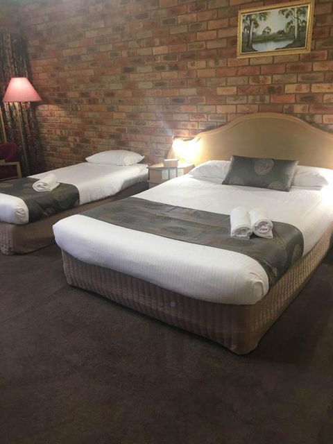 Pines Country Club Motor Inn - Accommodation Mooloolaba 0