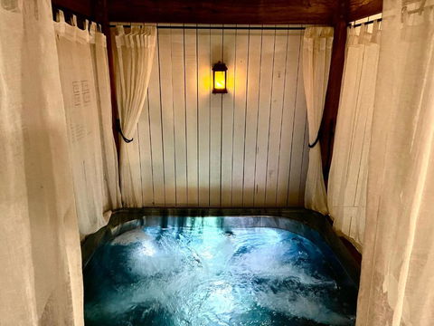 Private Outdoor Spa, Fire Pit - THE RETREAT COOLUM BEACH - Accommodation Mooloolaba 0