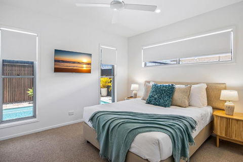 Premium 4-Bed Coastal Escape With BBQ And Pool - Accommodation Mooloolaba 3