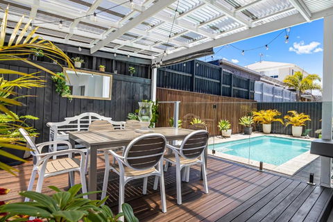 Premium 4-Bed Coastal Escape With BBQ And Pool - Accommodation Mooloolaba 0