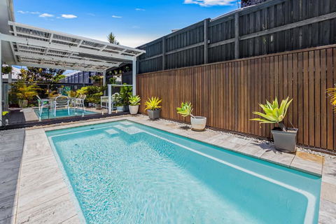Premium 4-Bed Coastal Escape With BBQ And Pool - Accommodation Mooloolaba 1